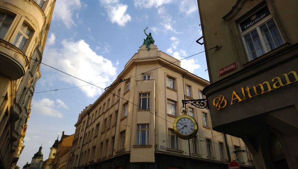 Theatralische Figur auf einem Gesims in Pilsen