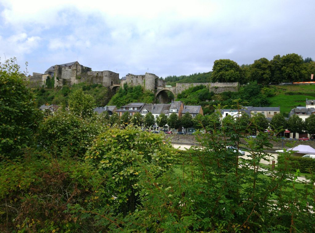 Bouillon mit Blick auf die Festung