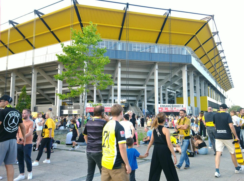 Fans am Stadion in Aachen