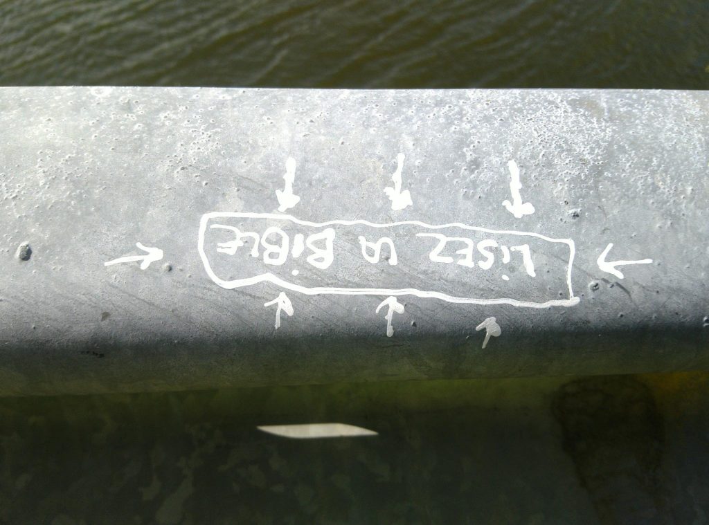 Graffiti "Lesen Sie die Bibel"