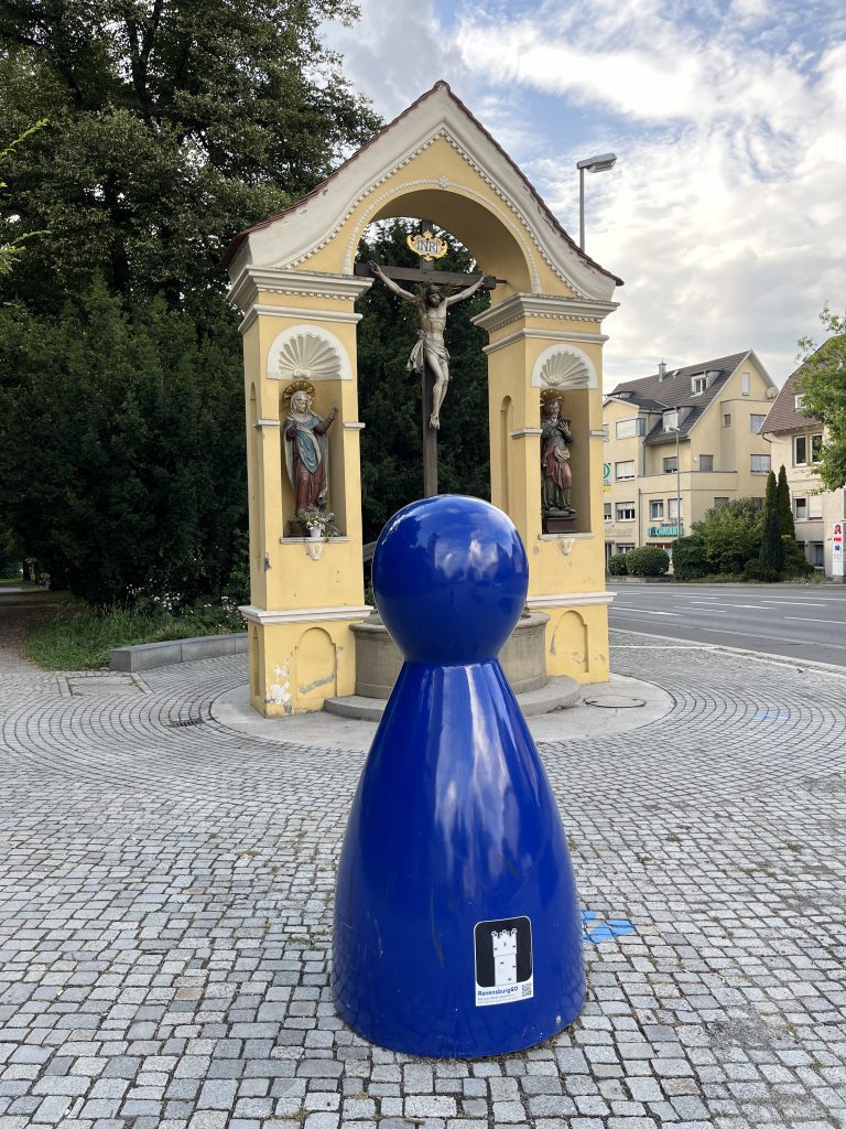 Blauer Kegel vor einer Kreuzigungsdarstellung in Ravensburg