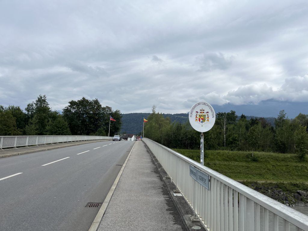 Grenzmarkierung auf einer Rheinbrücke nach Liechtenstein