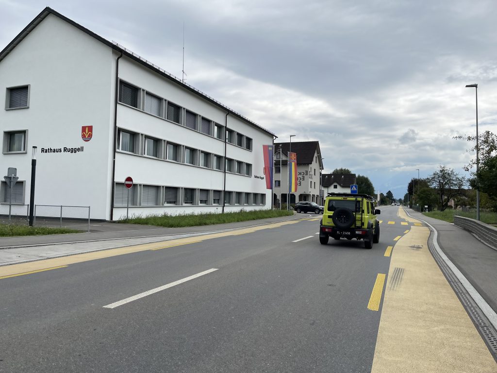 In Liechtenstein ist der Radweg gelb markiert